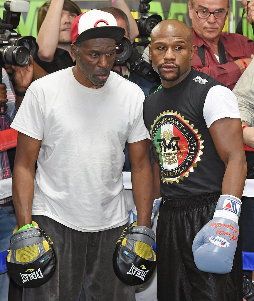 Roger Mayweather and his nephew, Floyd Mayweather, Jr. during a workout session at the Mayweather Boxing Club in Las Vegas in May 2015. | Photo: Getty Images