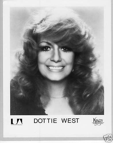 Dottie West in a promotional photo. I Image: Wikimedia Commons.