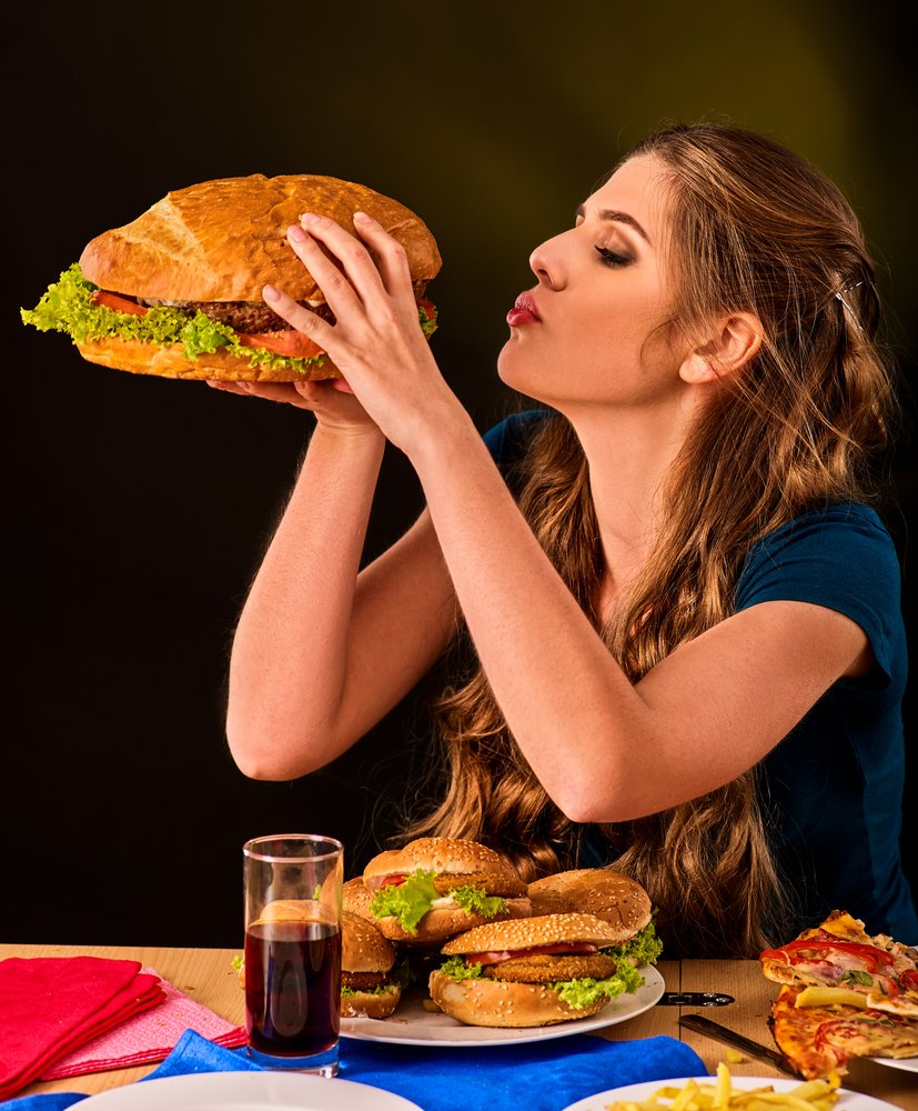 Une fille qui souffre de gloutonnerie. | Source : Shutterstock Une fille qui souffre de gloutonnerie. | Source : Shutterstock