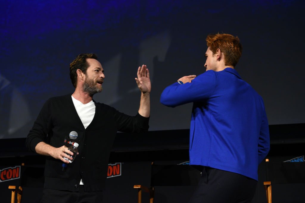 : Luke Perry and KJ Apa speak onstage at the Riverdale Sneak Peek and Q&A during New York Comic Con at The Hulu Theater at Madison Square Garden on October 7, 2018 | Photo: Getty Images