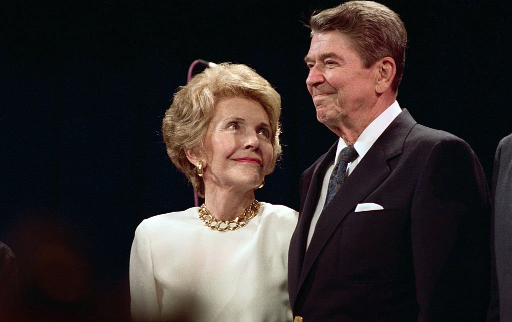 Nancy Reagan regarde son mari, le président Reagan, avec des yeux aimants alors qu'il fait une visite surprise à une fête en l'honneur de Nancy, le 15 août 1988, à la Nouvelle-Orléans. | Source : Getty Images