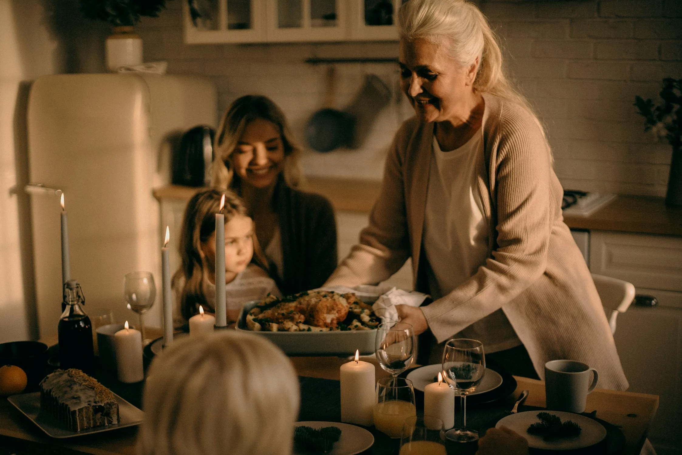 A woman setting turkey on the table | Source: Pexels