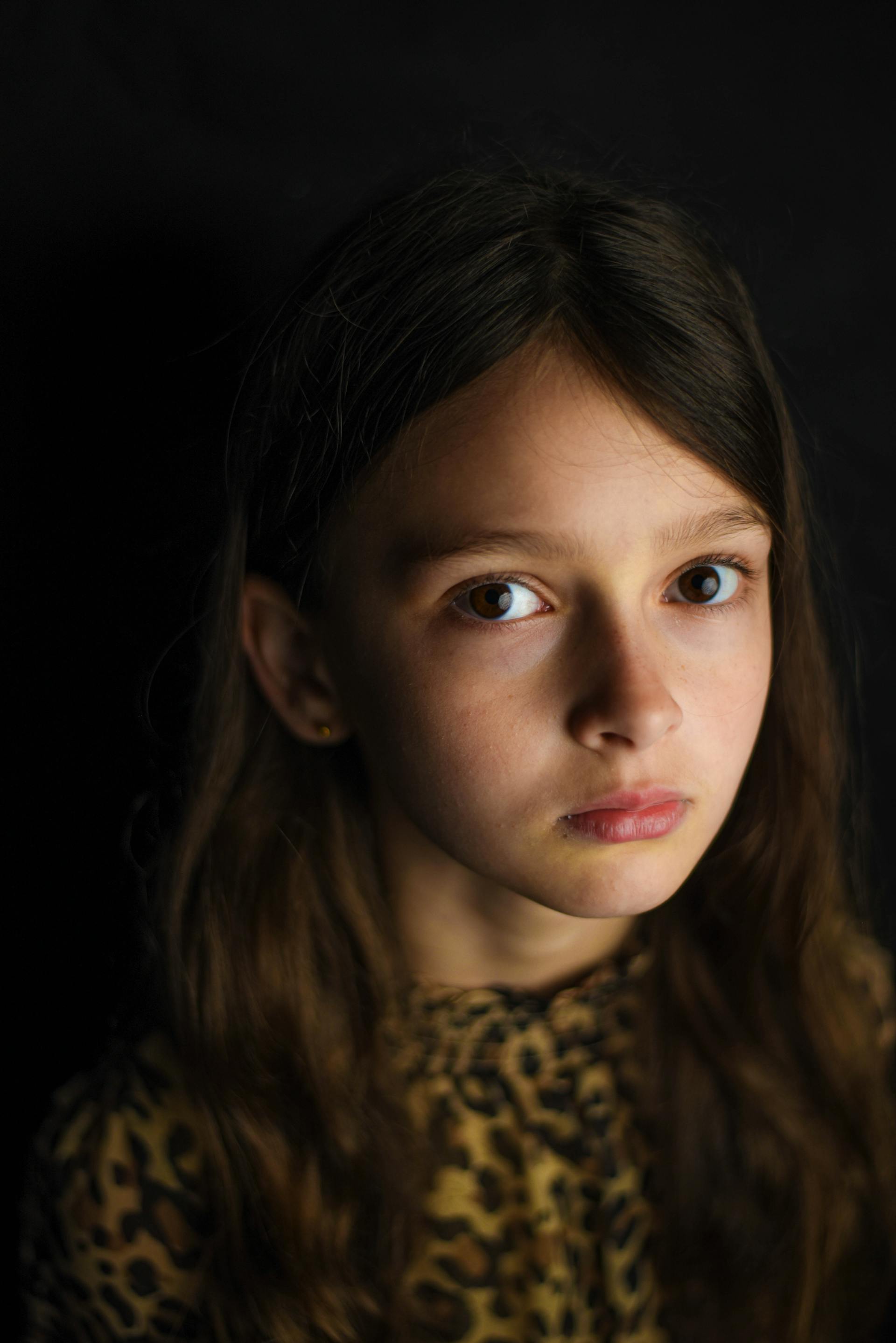 Close-up of a young girl looking up | Source: Pexels