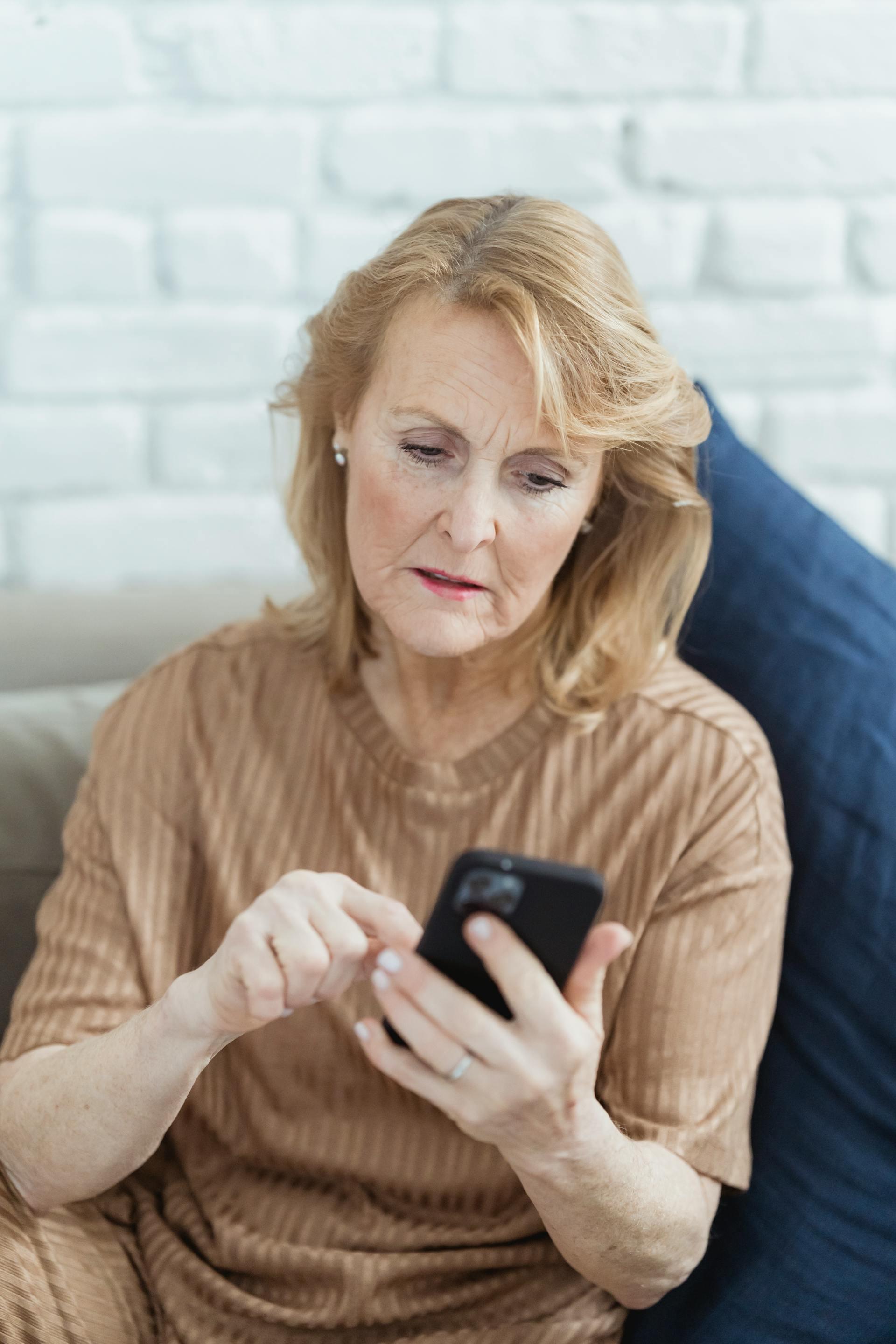 A worried senior woman seeing her phone | Source: Pexels