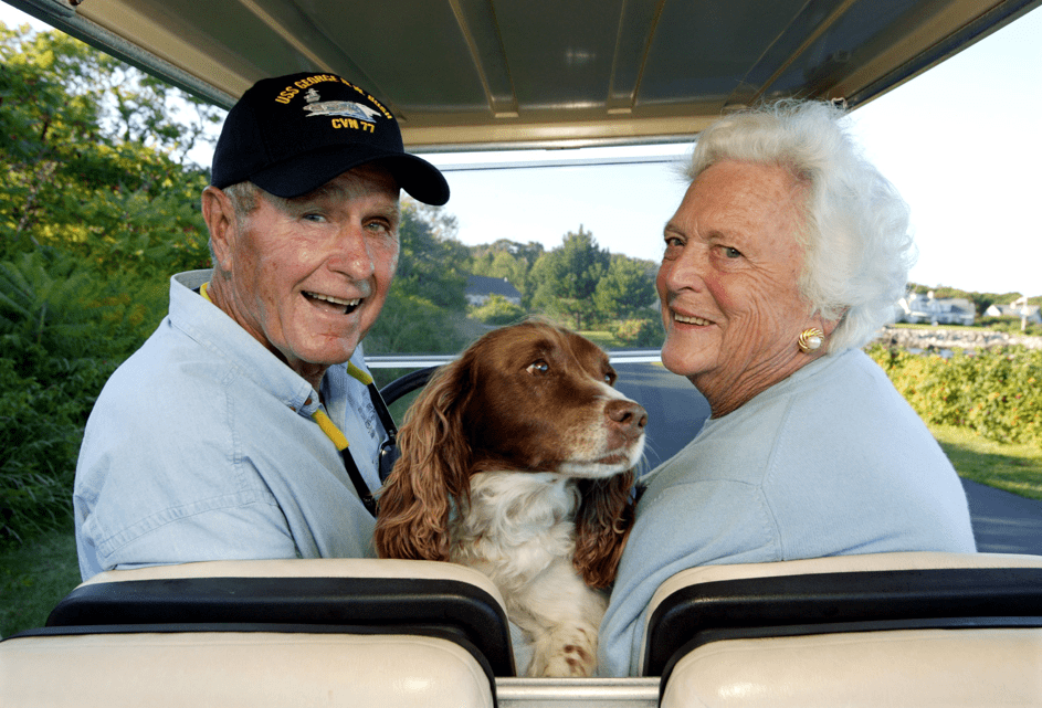 Ehem. U.S. Präsident George H. W. Bush und Ehefrau Barbara Bush auf einem Golf Cart mit ihrer Hündin Millie im Haus am Walker's Point, 25.08.2004 in Kennebunkport, Maine. | Quelle: Getty Images