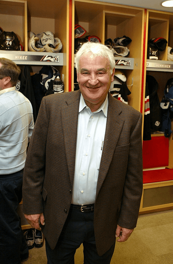 Tom Golisano, propriétaire des Sabres de Buffalo après le deuxième match contre les Flyers de Philadelphie dans le vestiaire du HSBC Arena de Buffalo, NY, le 24 avril 2006. Buffalo a battu Philadelphie 8 -2. | Photo : Getty Images