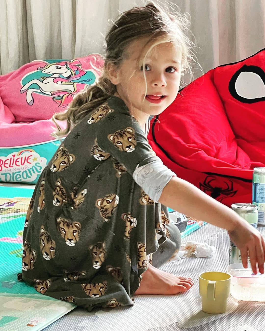 Lucy Iglesias wearing playing on the floor in her house, from a post celebrating her fourth birthday dated December 16, 2021 | Source: Instagram/annakournikova