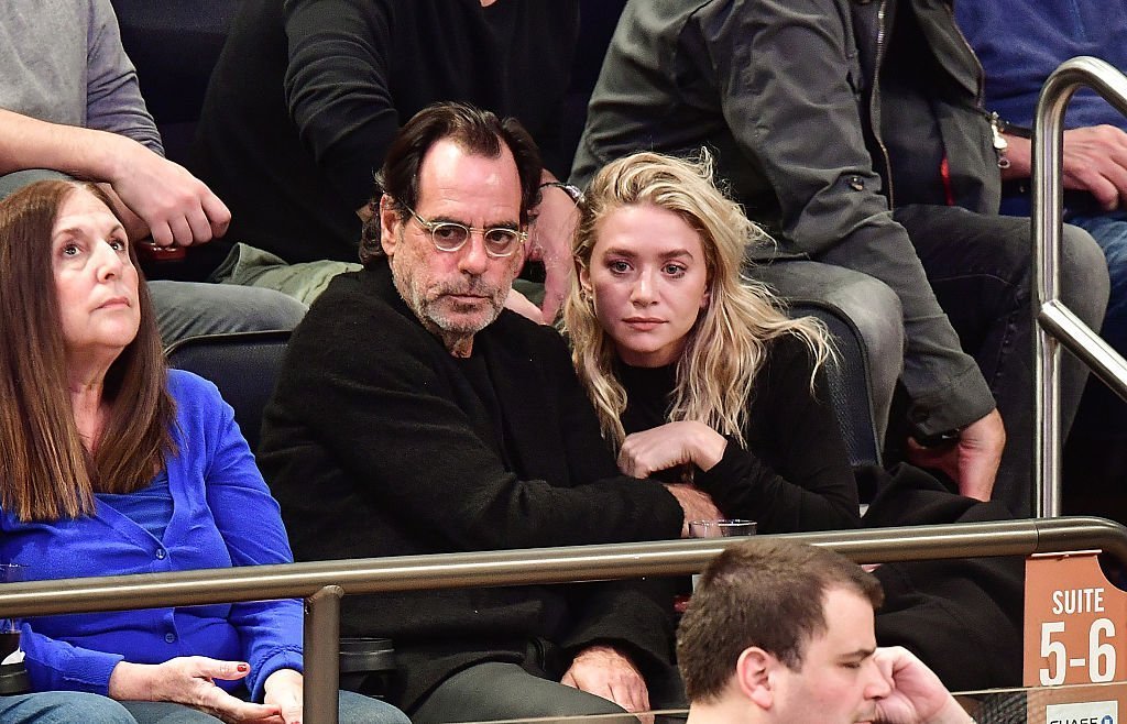Ashley Olsen et Richard Sachs assistent au match New York Knicks contre Brooklyn Nets au Madison Square Garden |Source: Getty Images