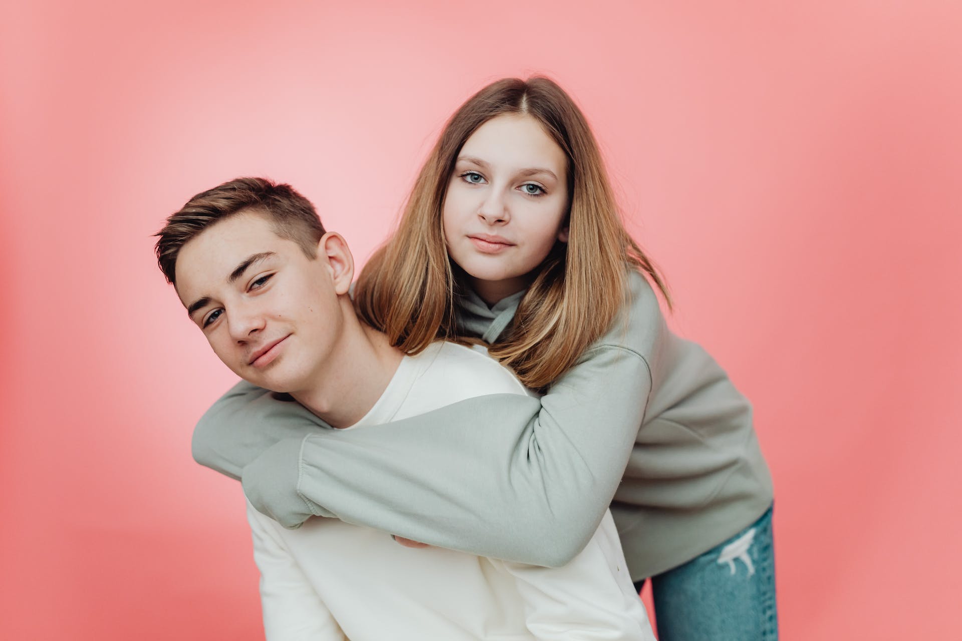 Two teenage siblings hugging | Source: Pexels