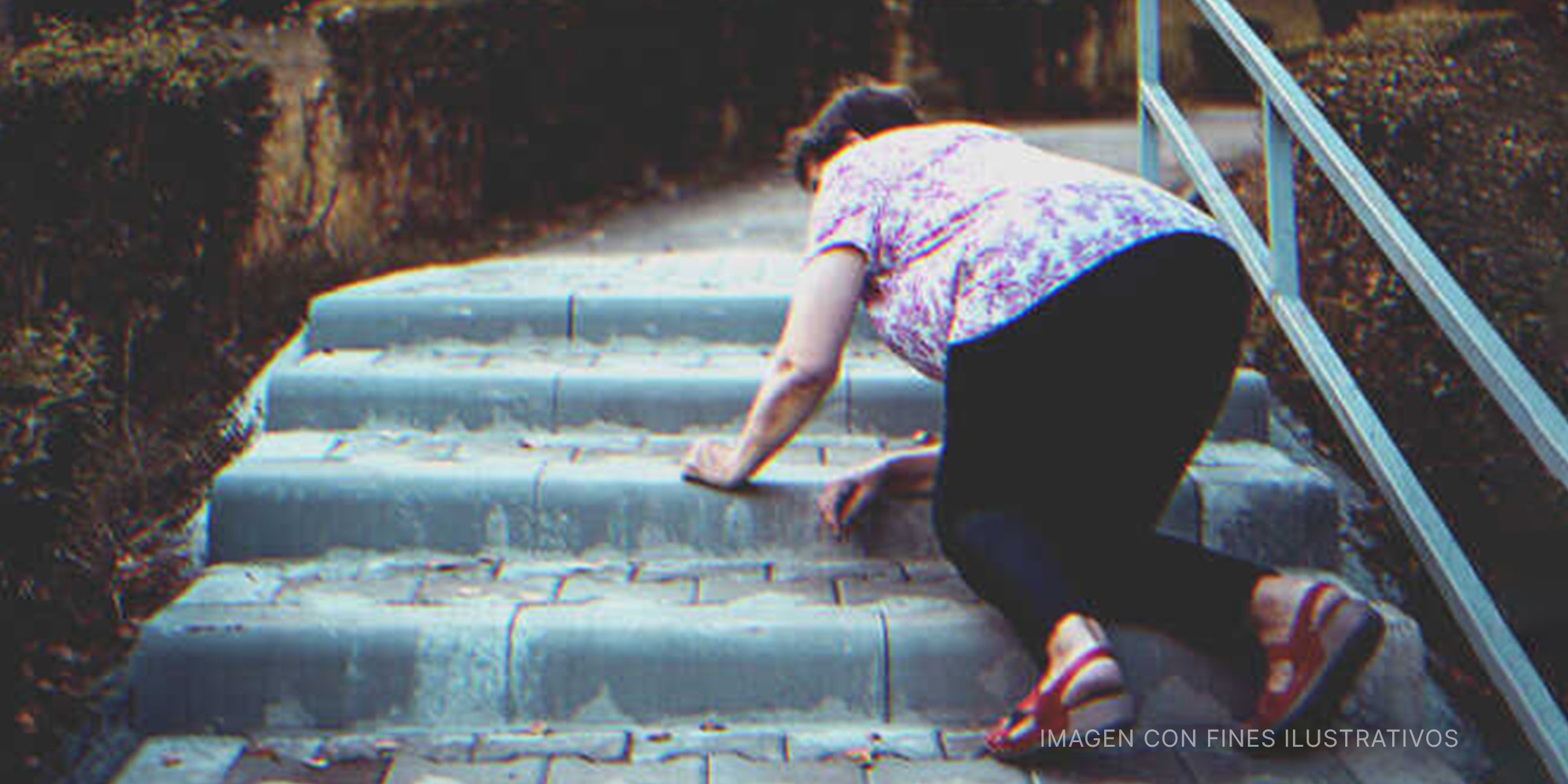 Mujer mayor en unas escaleras. | Foto: Shutterstock