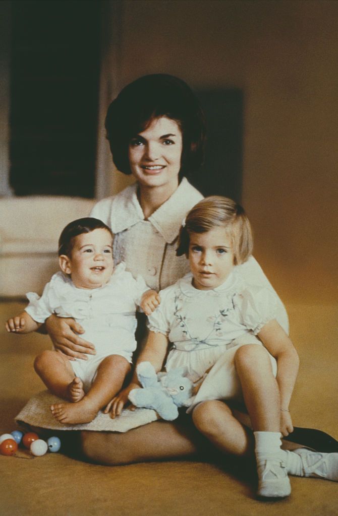 L'ancienne première dame des États-Unis, Jacqueline "Jackie" Kennedy, posant avec son fils John Fitzgerald Kennedy Jr. et Caroline Bouvier Kennedy en 1961 | Photo : Rolls Press/Popperfoto via Getty Images