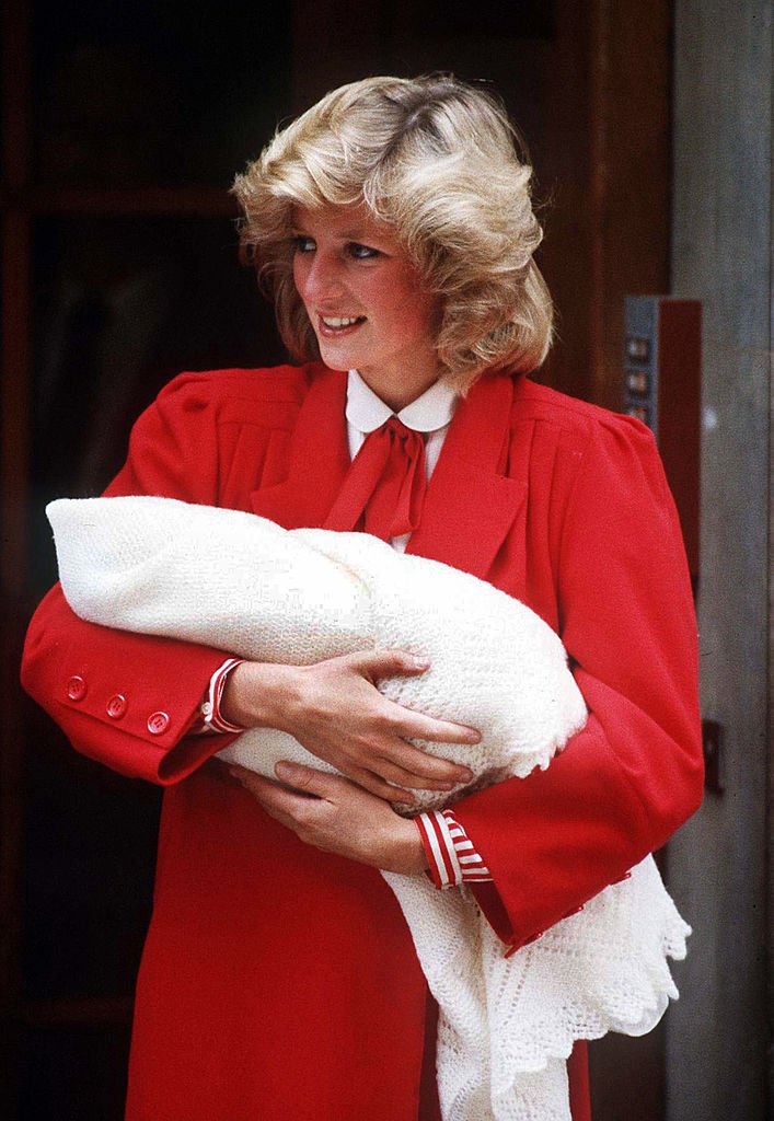 La princesse Diana quitte l'hôpital St Mary de Londres avec son fils nouveau-né, le prince Harry. | Photo : Images