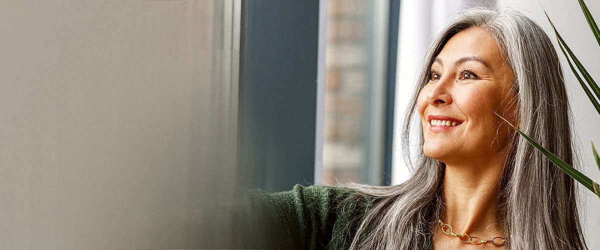Mujer de cabello gris sonriendo. | Foto: Shutterstock