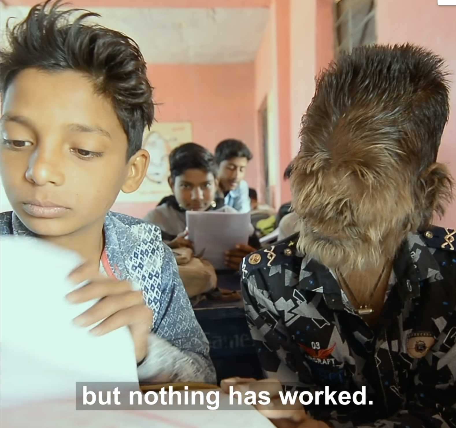 Dilip Rathore und sein Freund Lalit Patidar in der Schule, wie in einem "Born Different"-Facebook-Video am 9. Mai 2020 zu sehen ist | Quelle: Facebook/Born Different