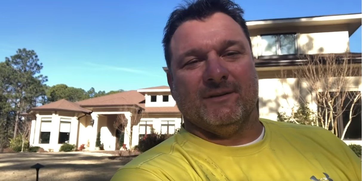 Veteran thanking Gary Sinise for helping his family get a lovely house. | Photo: YouTube/GarySiniseFoundation