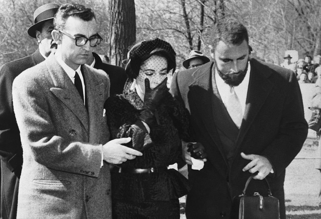 Elizabeth Taylor leaves the gravesite after funeral services for Mike Todd. With her is Dr. Rexford Kennamer (left), Liz's personal physician, and her brother, Howard | Photo: Getty Images