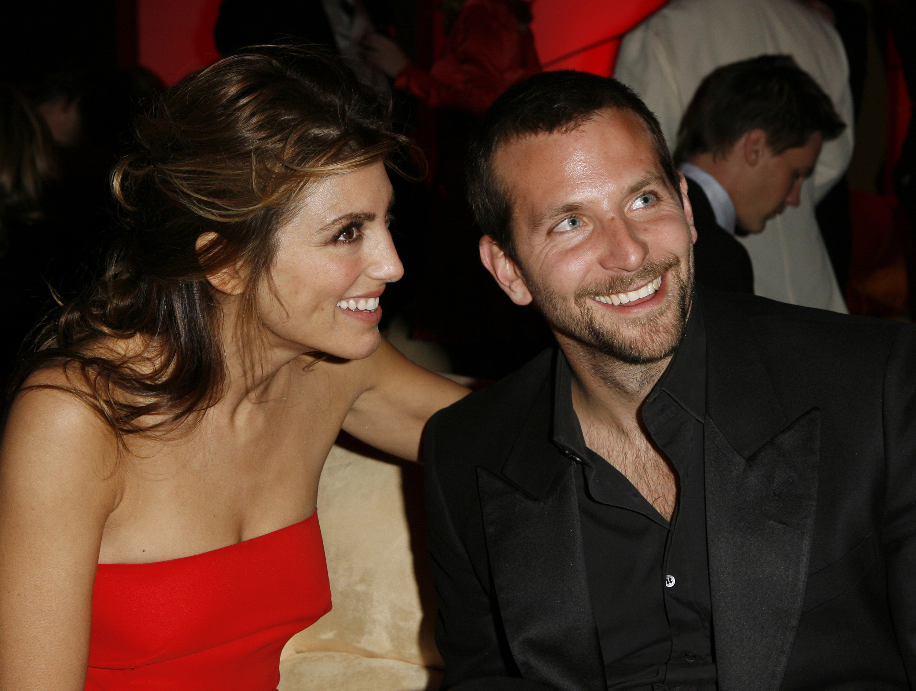Jennifer Esposito and Bradley Cooper at the InStyle and Warner Bros. 2007 Golden Globe after-party. | Source: Getty Images