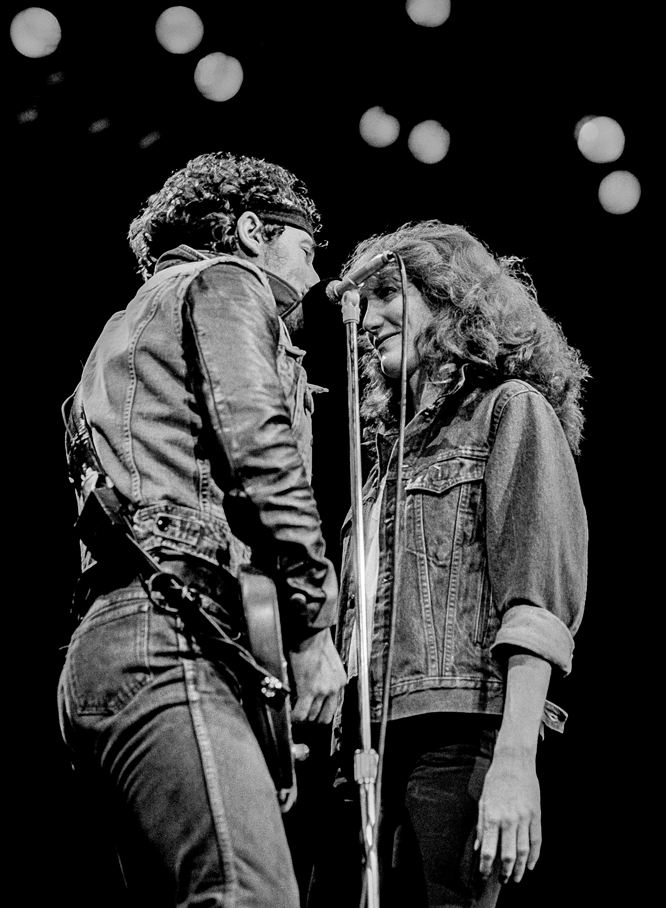 Bruce Springsteen and Patti Scialfa performing during their Born in the USA Tour, on October 25, 1984, in Los Angeles, California. | Source: Getty Images