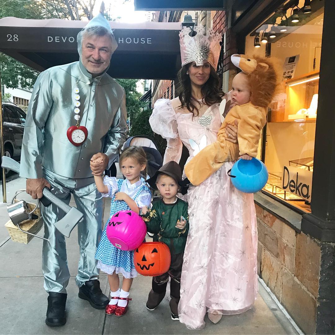 Alec and Hilaria Baldwin with their children from a post dated October 31, 2017. | Source: Instagram/hilariabaldwin