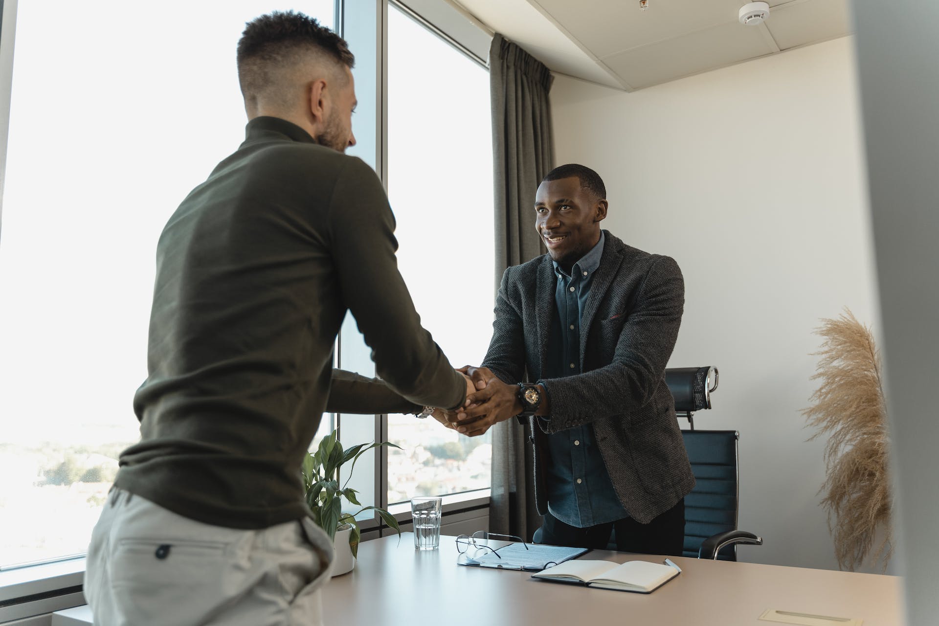Interviewer shaking hands with a job candidate | Source: Pexels
