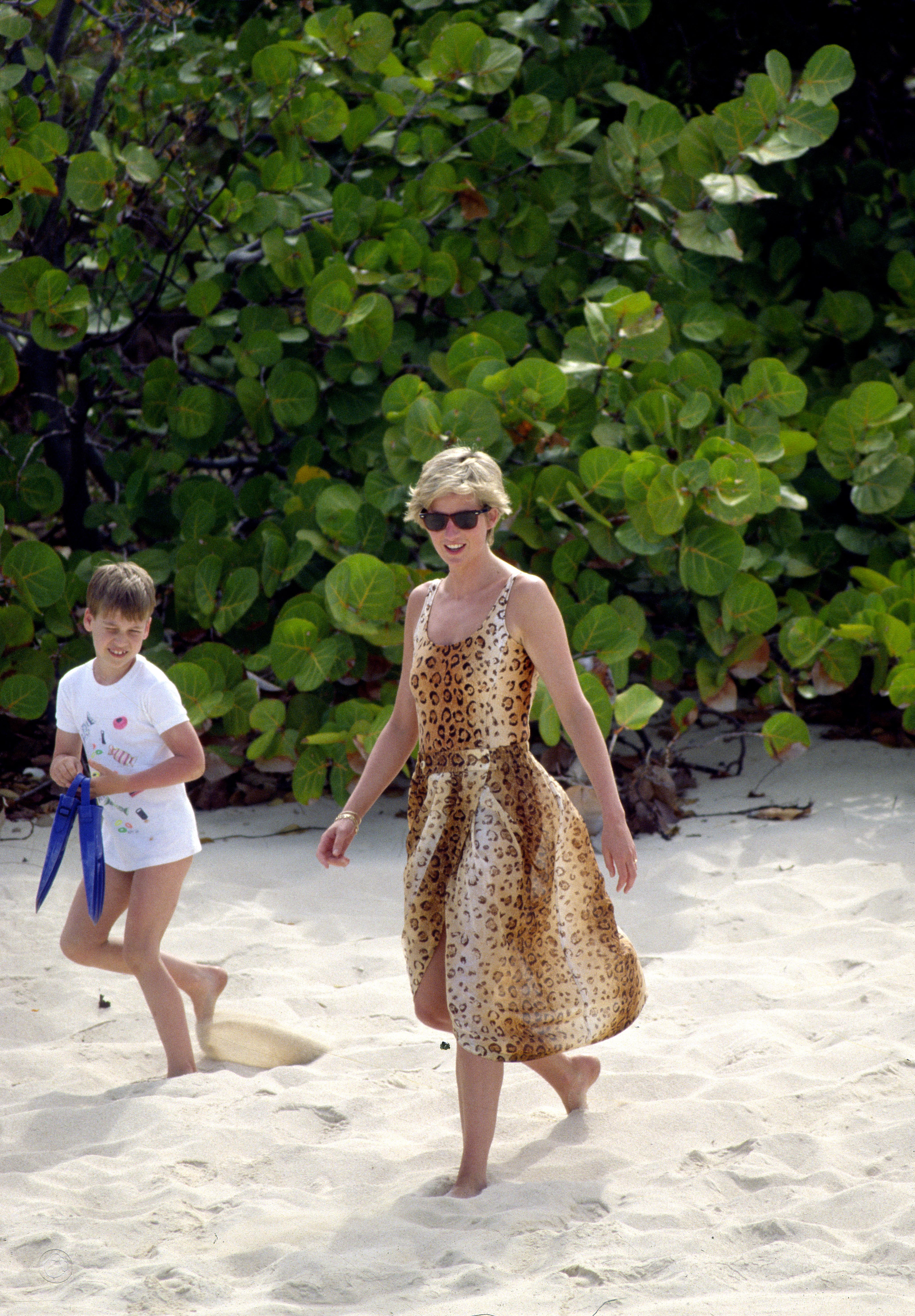 Diana, Princess of Wales with Prince William on April 11, 1990 in Necker Island | Source: Getty Images