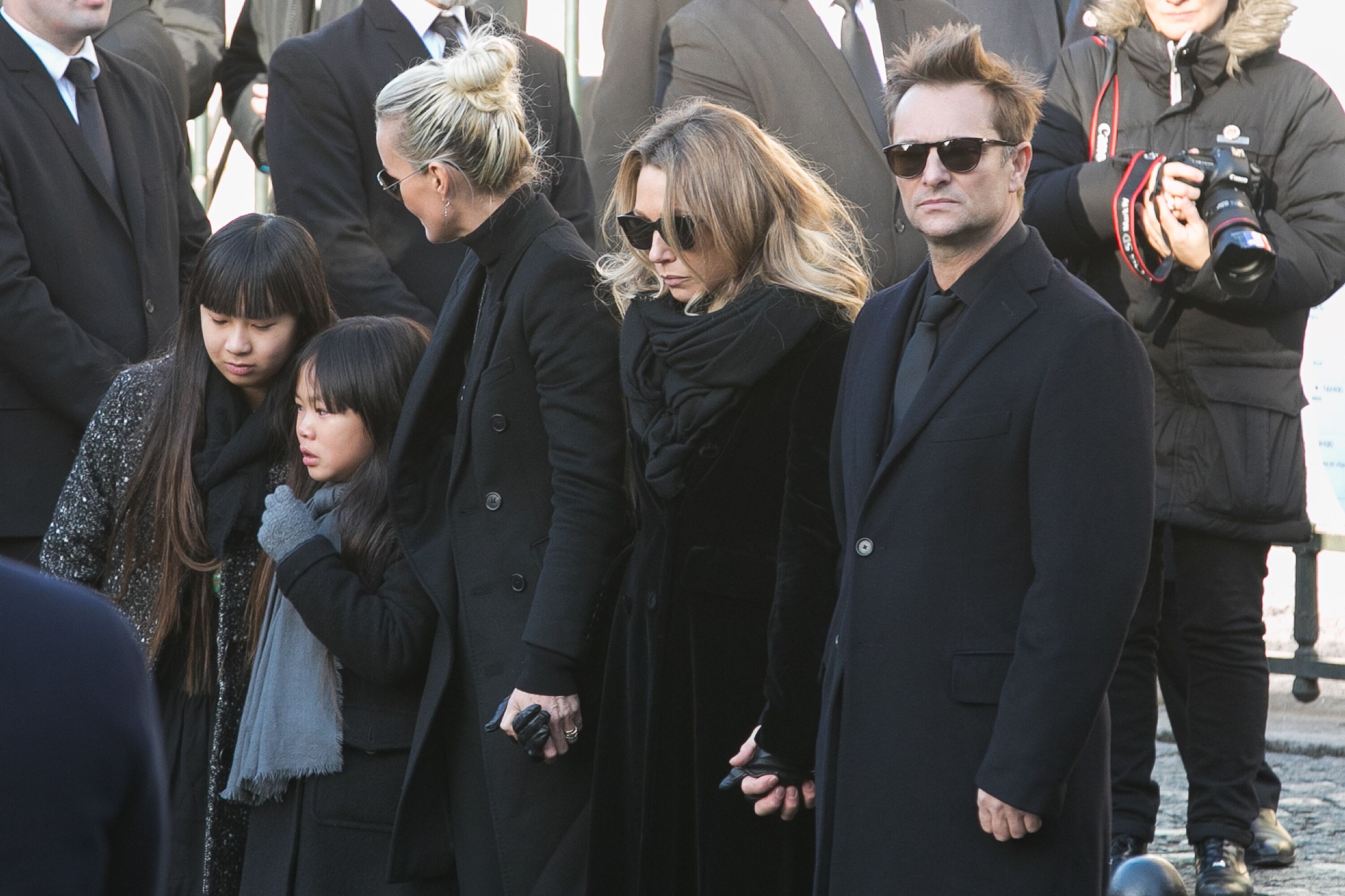 Jade Hallyday, Joy Hallyday, Laeticia Hallyday, Laura Smet et David Hallyday sont vus lors des funérailles de Johnny Hallyday à l'église De La Madeleine à Paris, France. | Photo : Getty Images