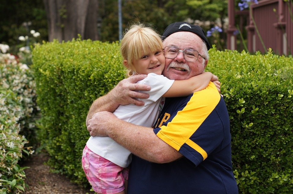 Abuelo abraza a su nieta. | Foto: Pixabay