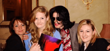 Lucy Lester with her mother, sister, and Michael Jackson. | Source: YouTube/ Celebrity News Today
