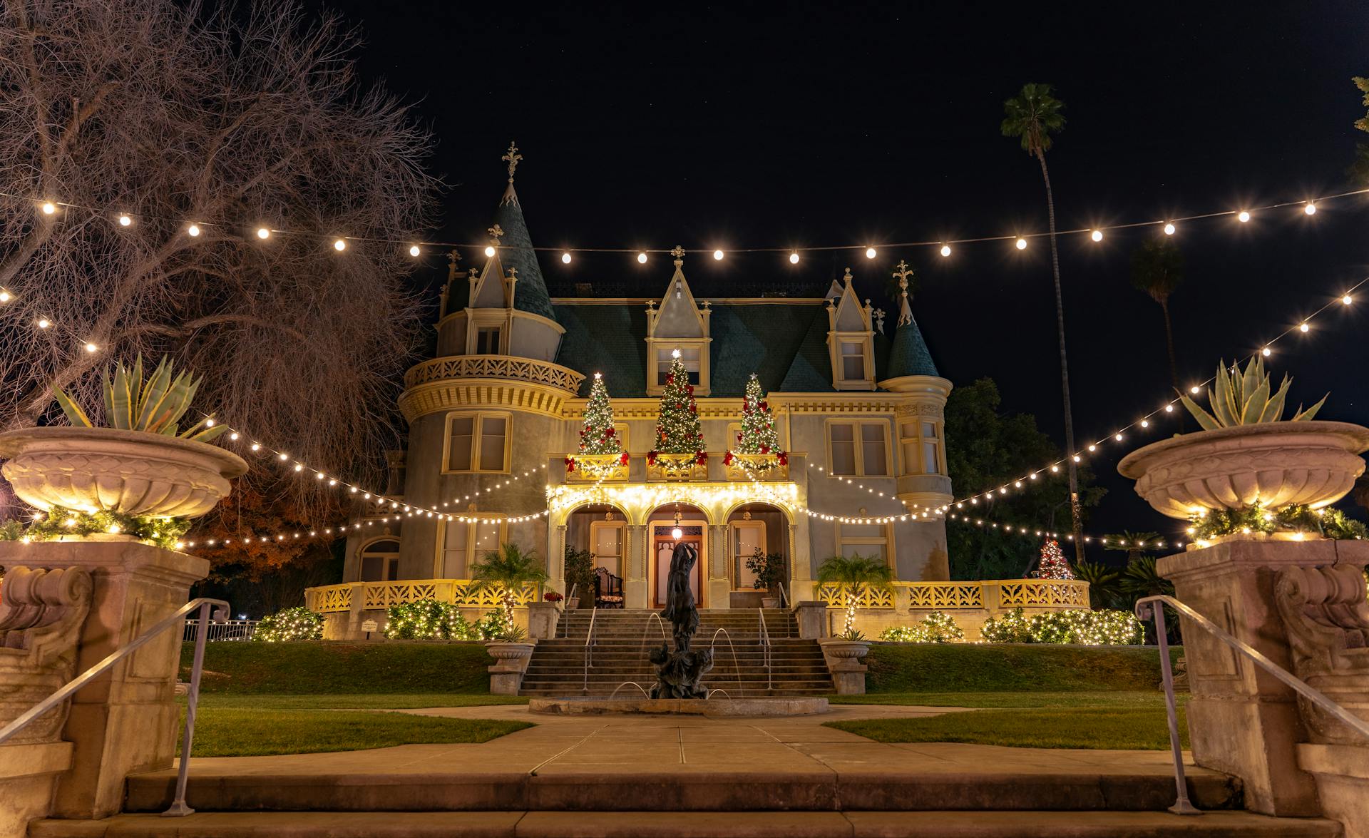 A big house with Christmas decorations outside | Source: Pexels