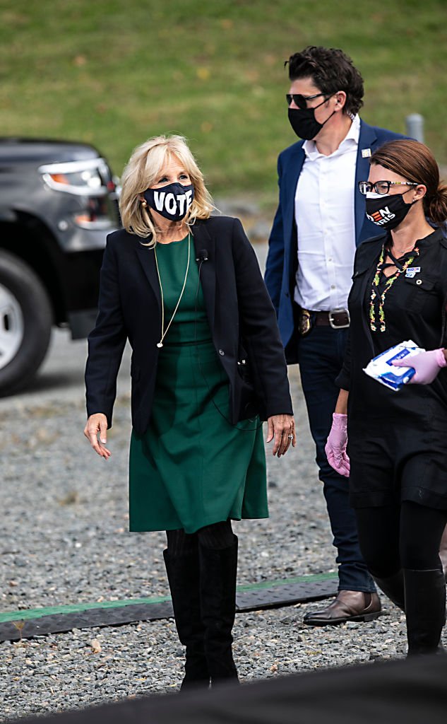 Jill Biden asiste a un autocine el 31 de octubre de 2020 en Charlotte, Carolina del Norte. | Foto: Getty Images