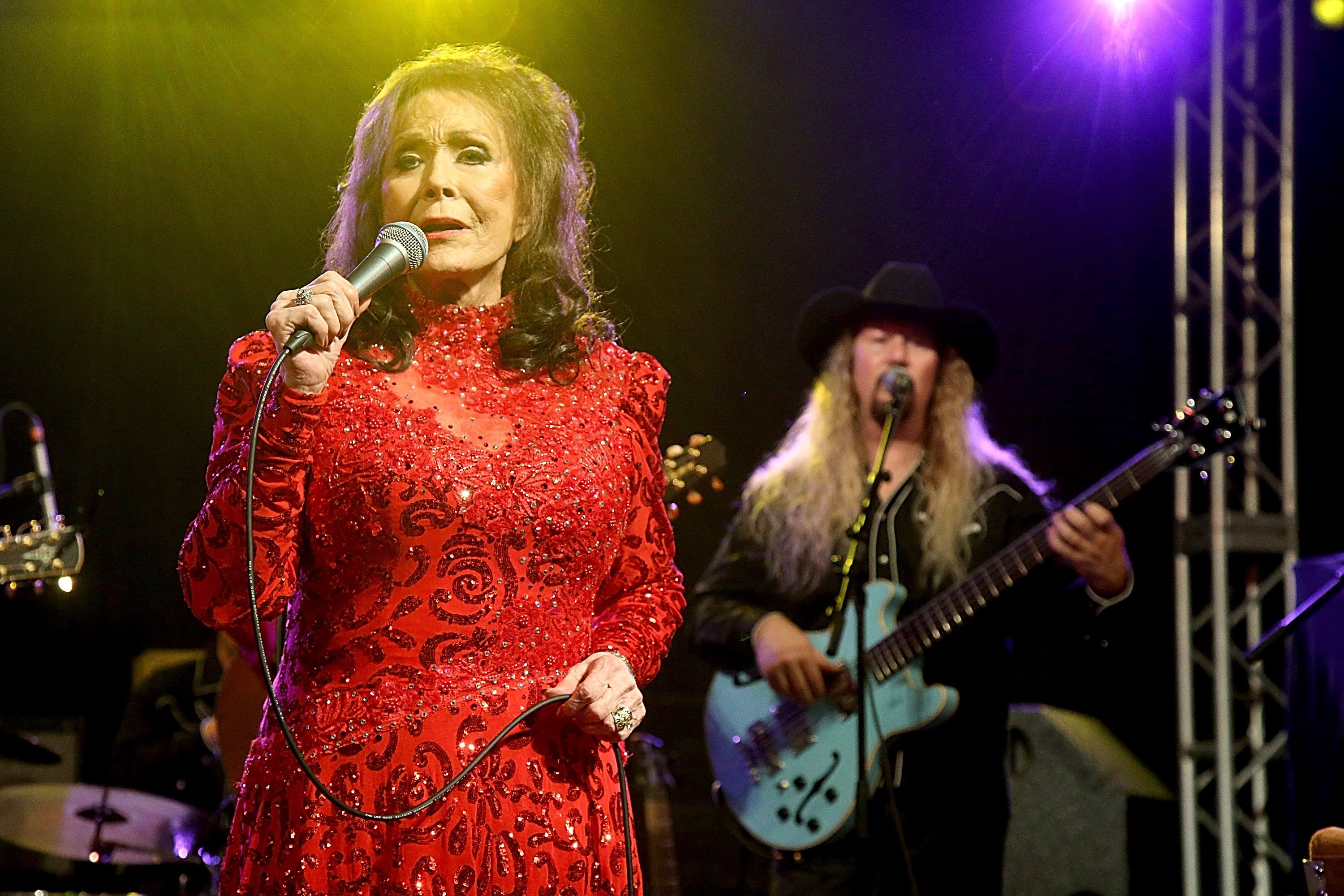 Loretta Lynn performs onsatge | Photo: Getty Images