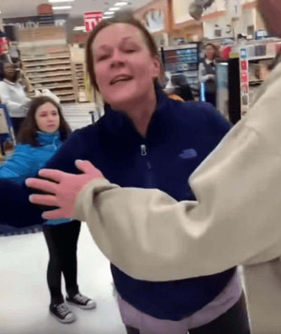 La femme blanche insultant un couple noir dans un supermarché ShopRite. l Source: YouTube/JustRandomStuff