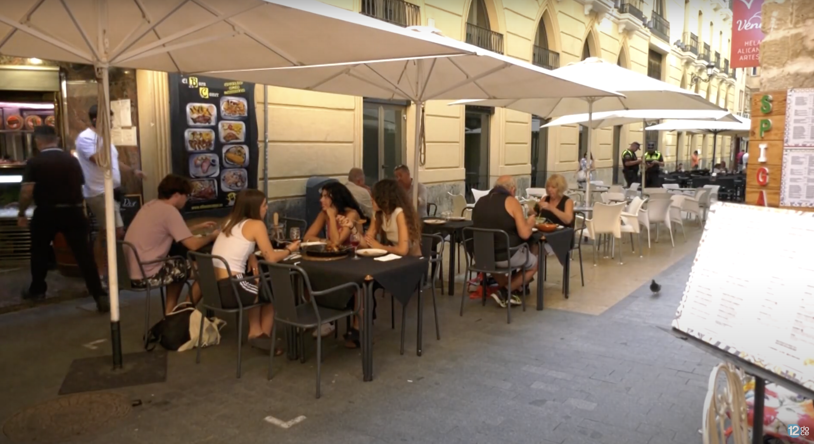 People dining outside El Buen Comer as seen in a video dated September 21, 2023 | Source: youtube.com/@12tv_es