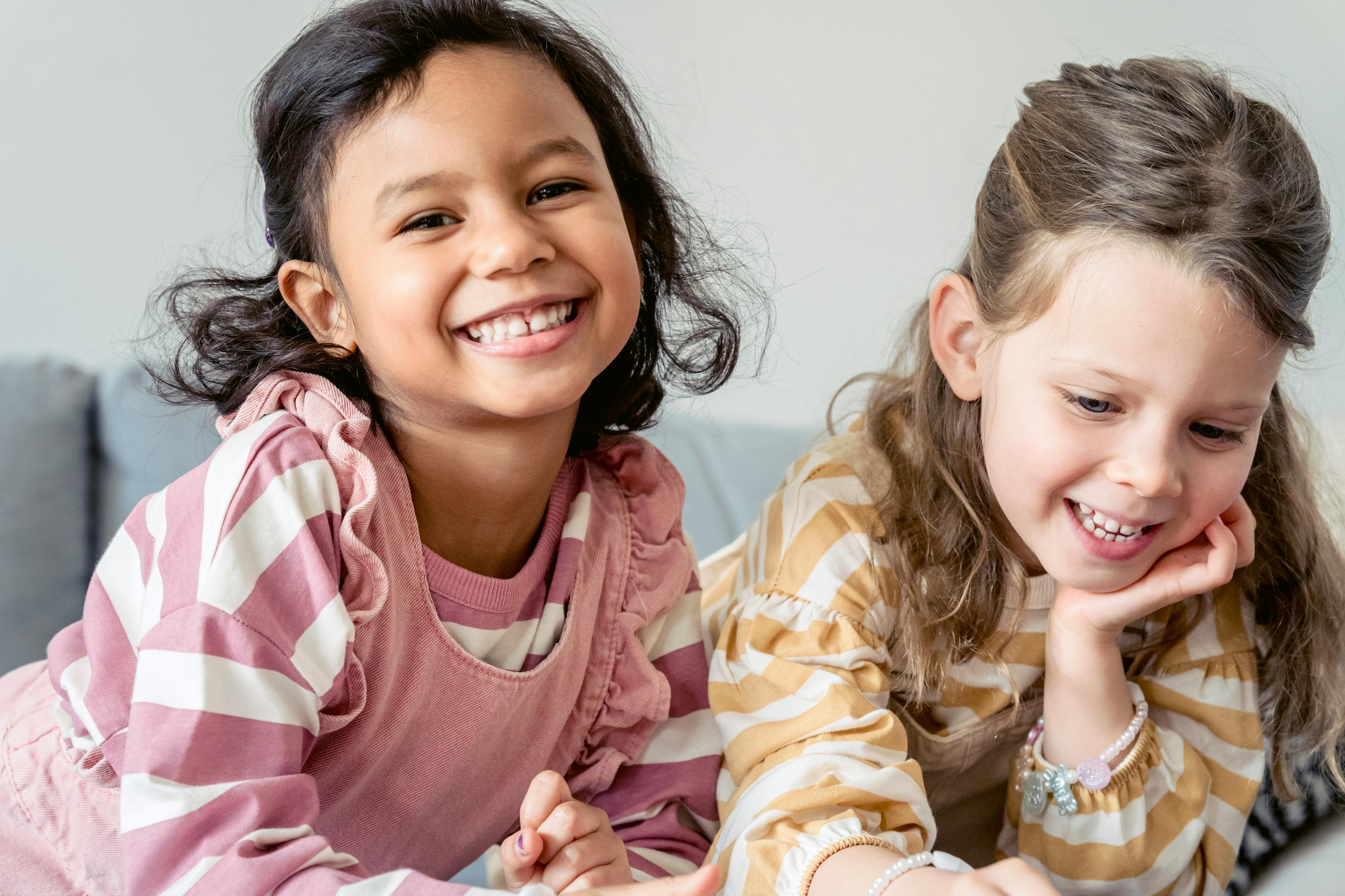 Dos niñas felices jugando juntas | Fuente: Pexels