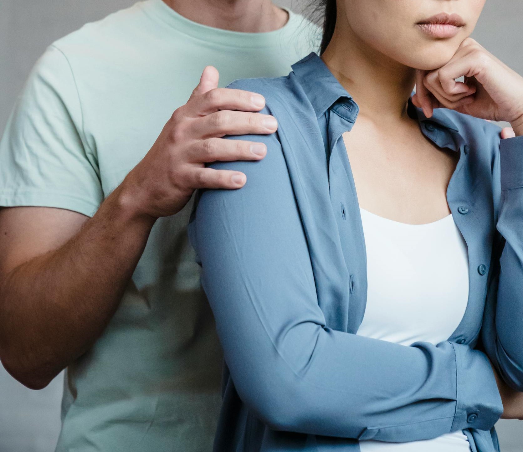 Close-up of a man holding a woman's shoulder | Source: Pexels