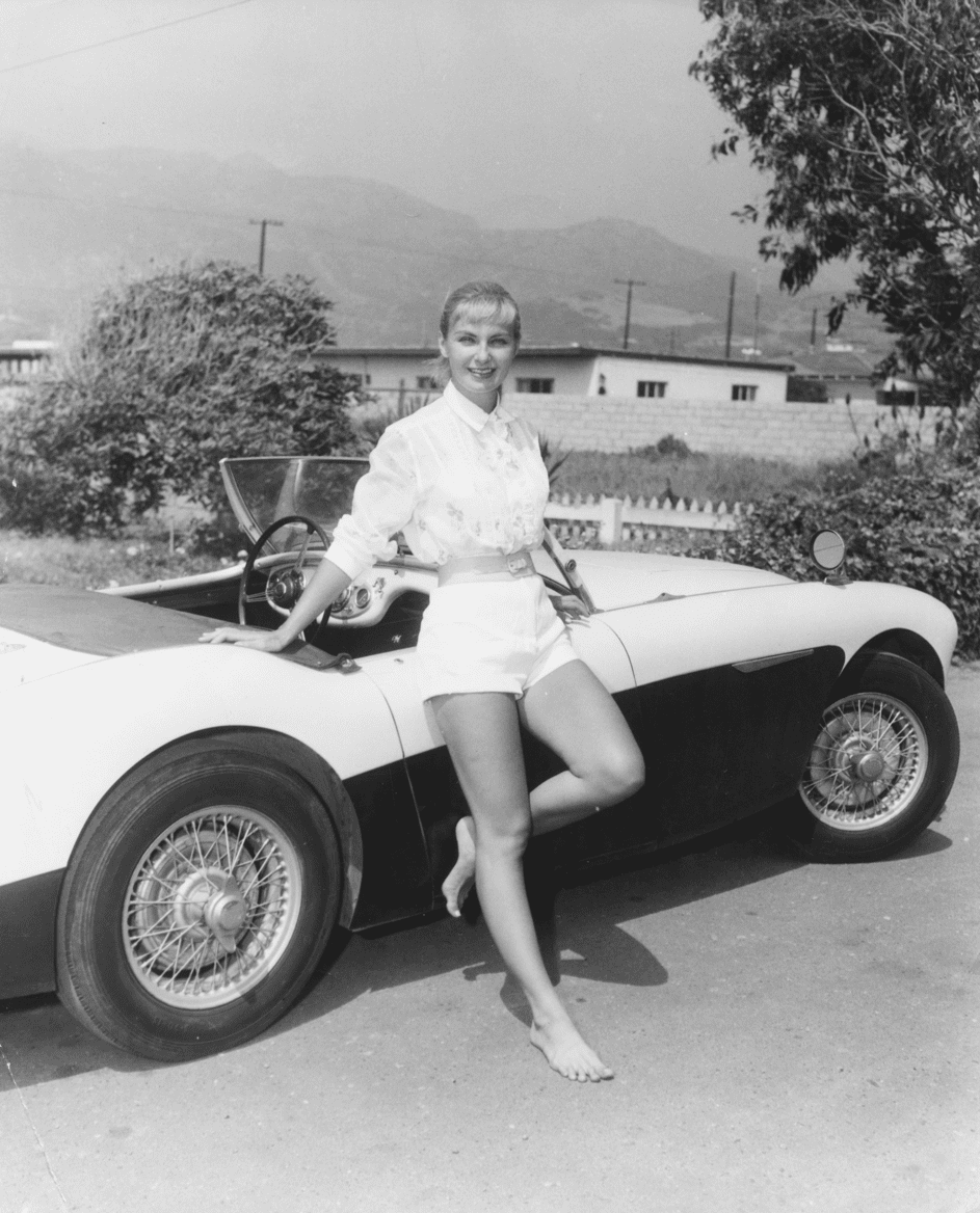 Joanne Woodward posiert in einem Auto in Hollywood, 1957 | Quelle: Getty Images