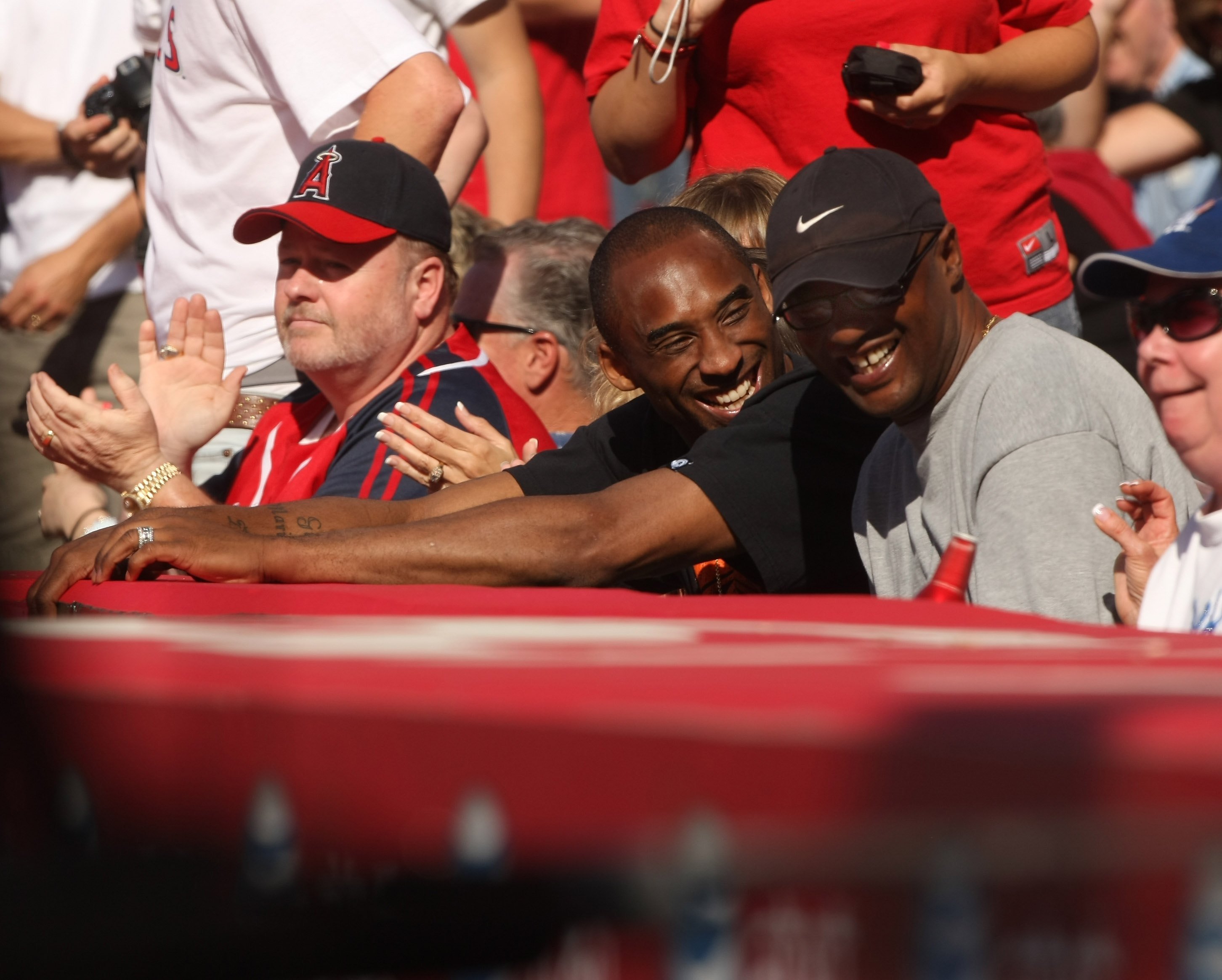 Kobe Bryant of the Los Angeles Lakers and father Joe Bryant (R) attend the game between the Los Angeles Angels of Anaheim and the Los Angeles Dodgers on Father's Day, June 21, 2009 | Photo: Getty Images