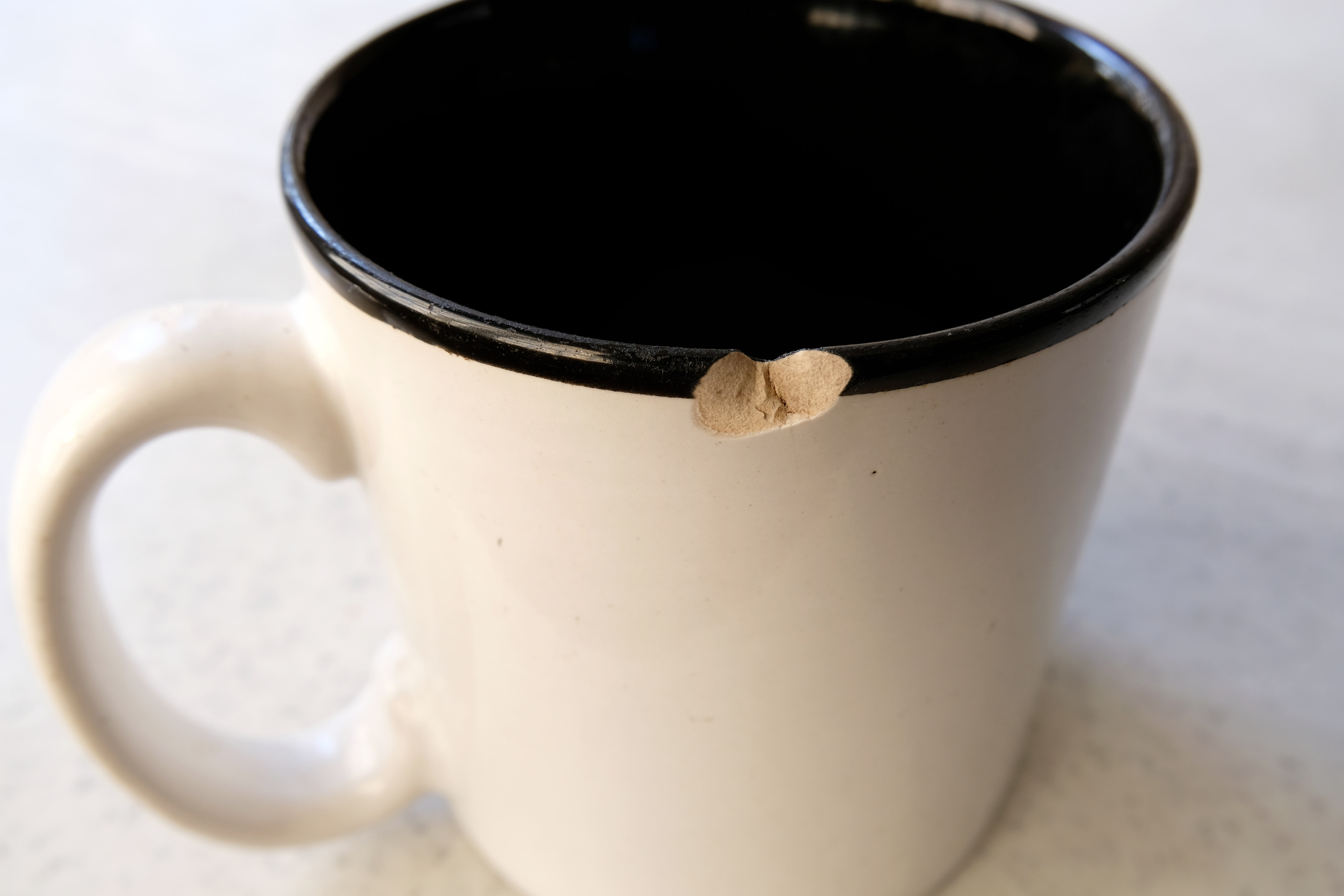 A chipped mug | Source: Shutterstock