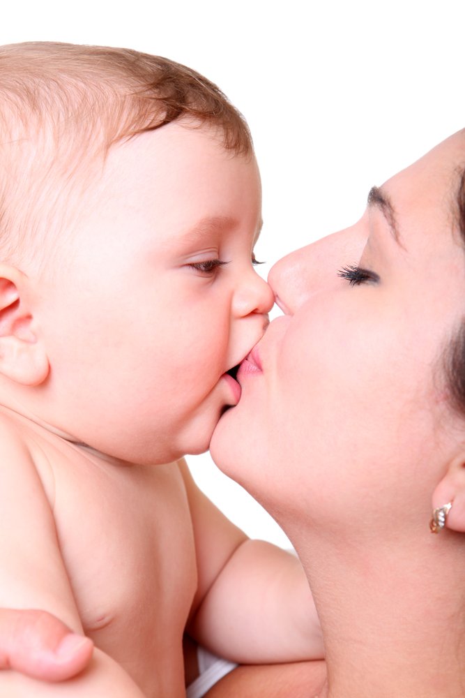 Madre e hijo compartiendo un beso. | Foto: Shutterstock.