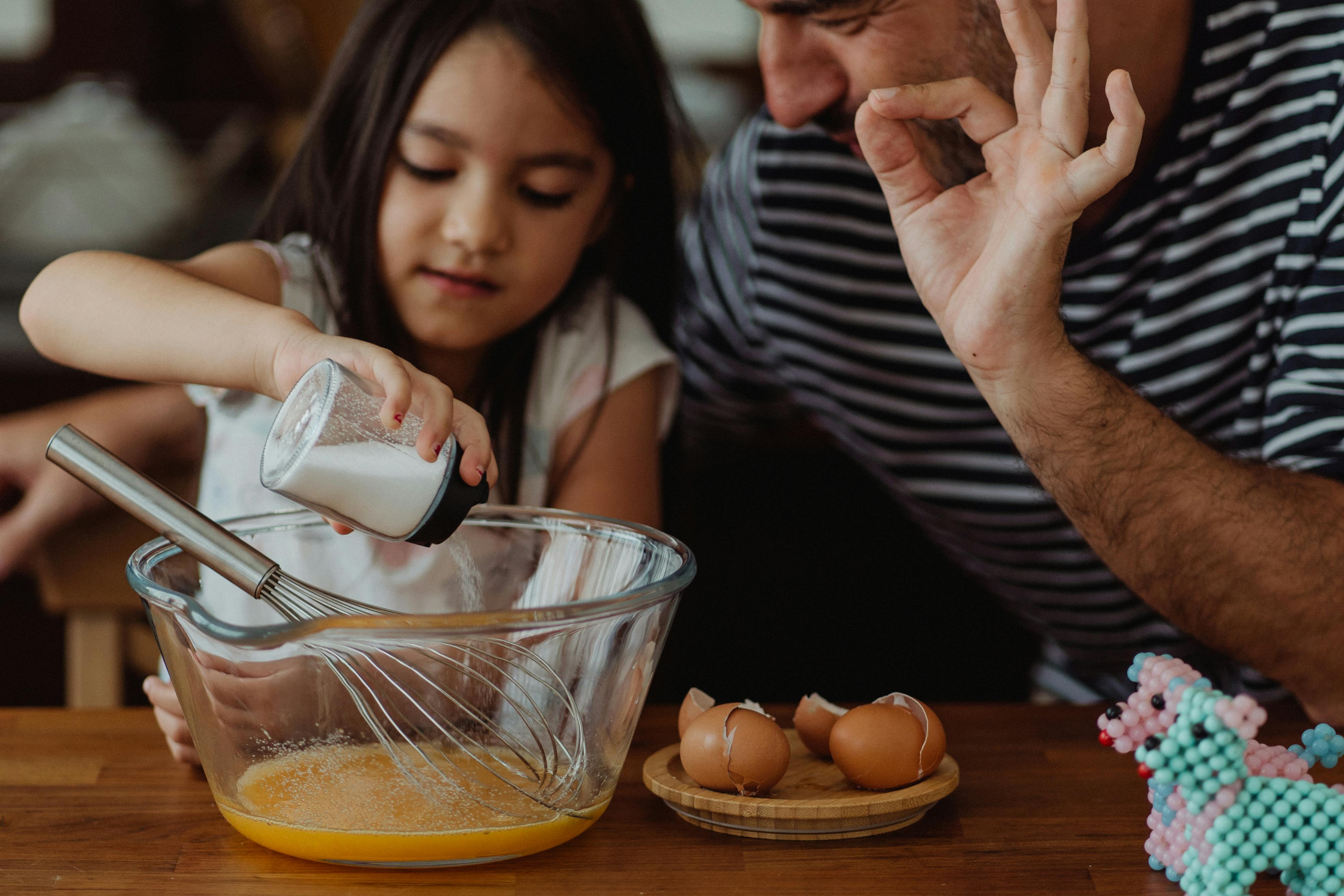 A father and daughter cooking together | Source: Pexels