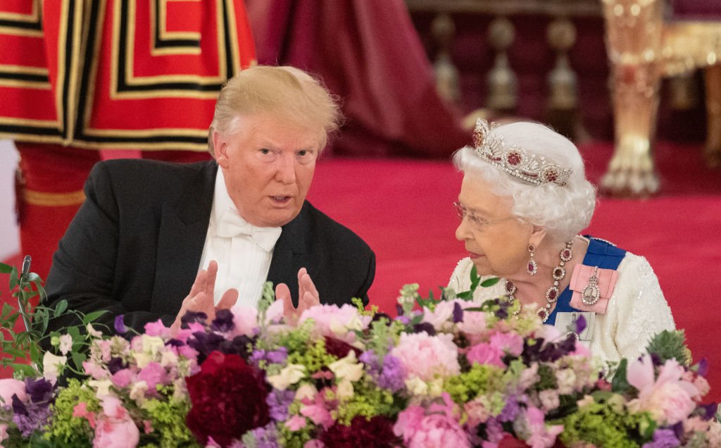 Elizabeth II y Donald Trump departen en la mesa. | Foto: Getty Images