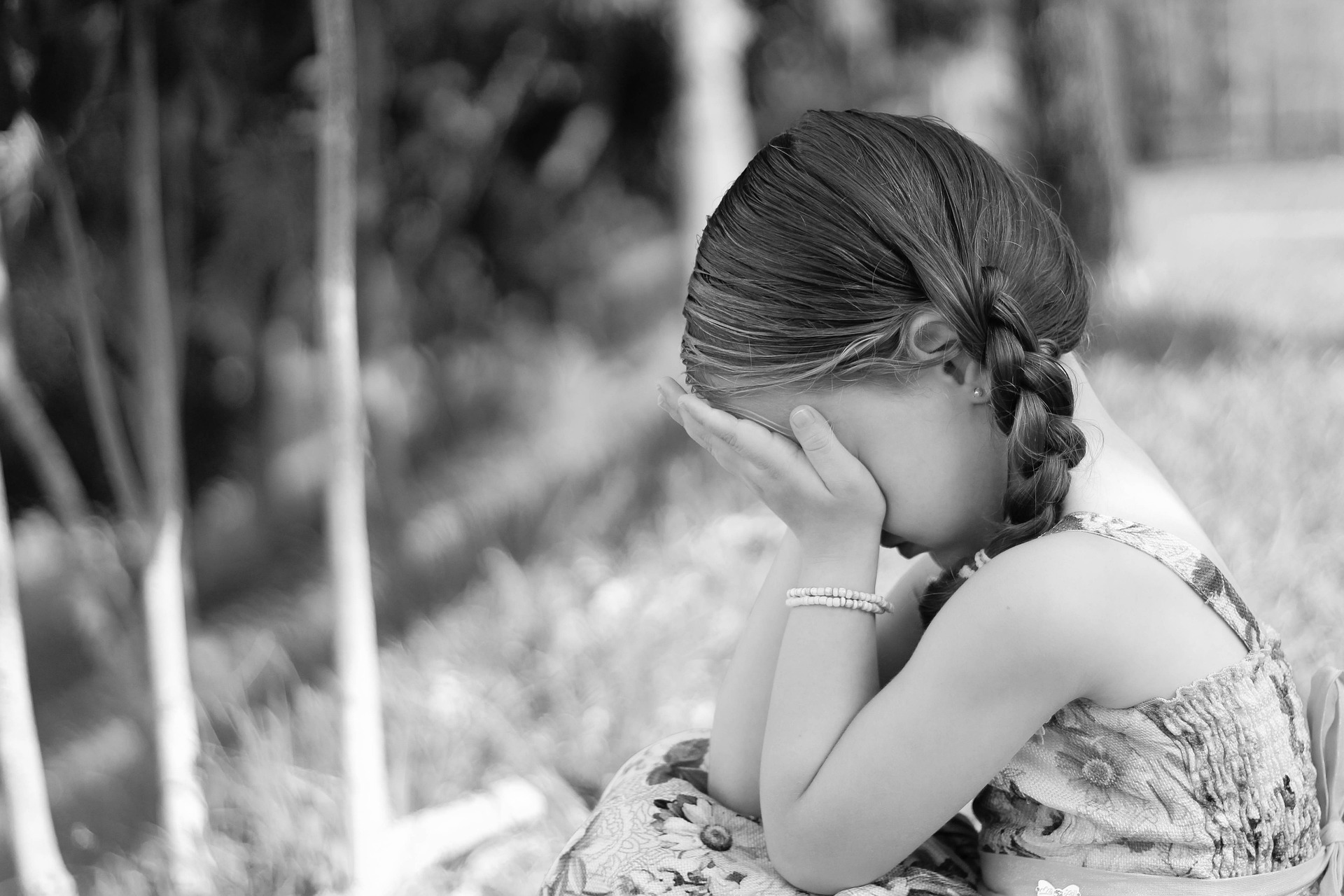 A grayscale photo of a little girl crying | Source: Pixabay