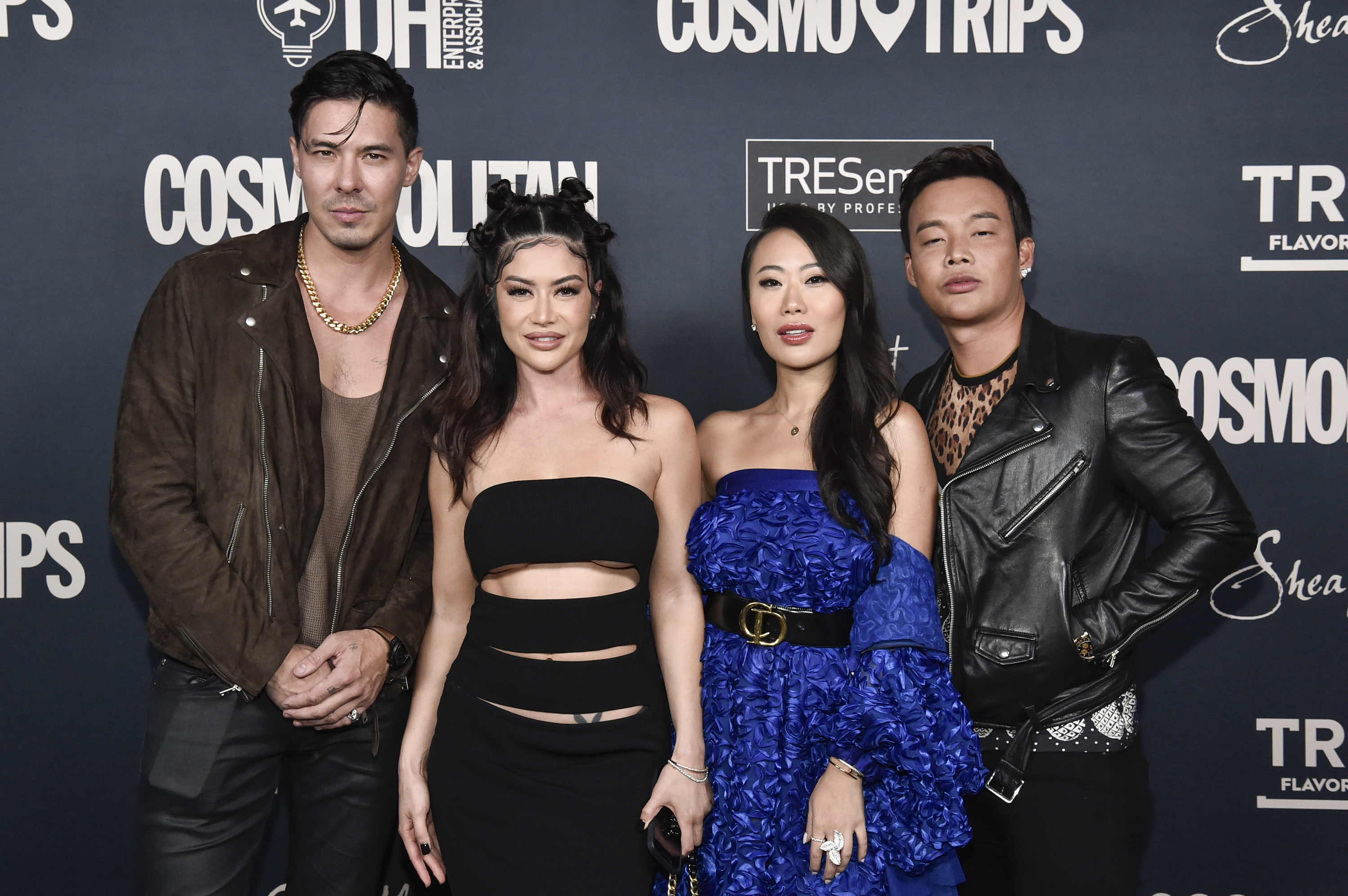 Lewis Tan y Kim Lee, con Kelly Mi Li y Kane Lim en la celebración de Cosmopolitan para el lanzamiento de CosmoTrips and Fêtes en Skybar en septiembre de 2022, en West Hollywood. | Foto: Getty Images