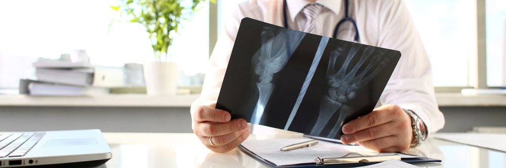 Doctor examinando radiografía.| Imagen tomada de: Shutterstock