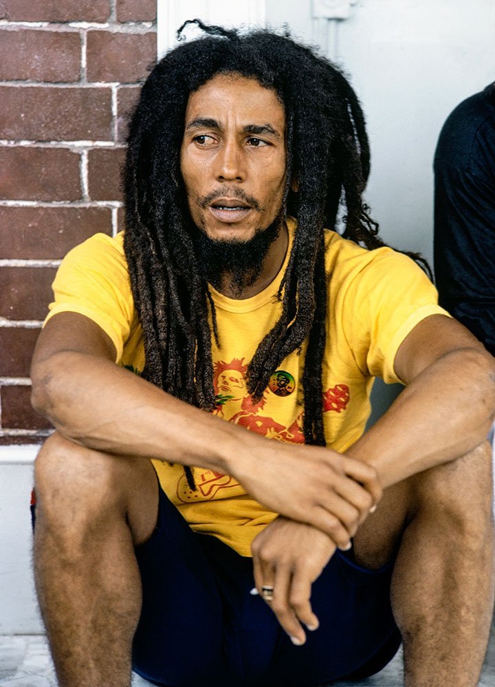 Bob Marley frente a su casa en 56 Hope Road el 9 de julio de 1970 en Kingston, Jamaica. I Foto: Getty Images