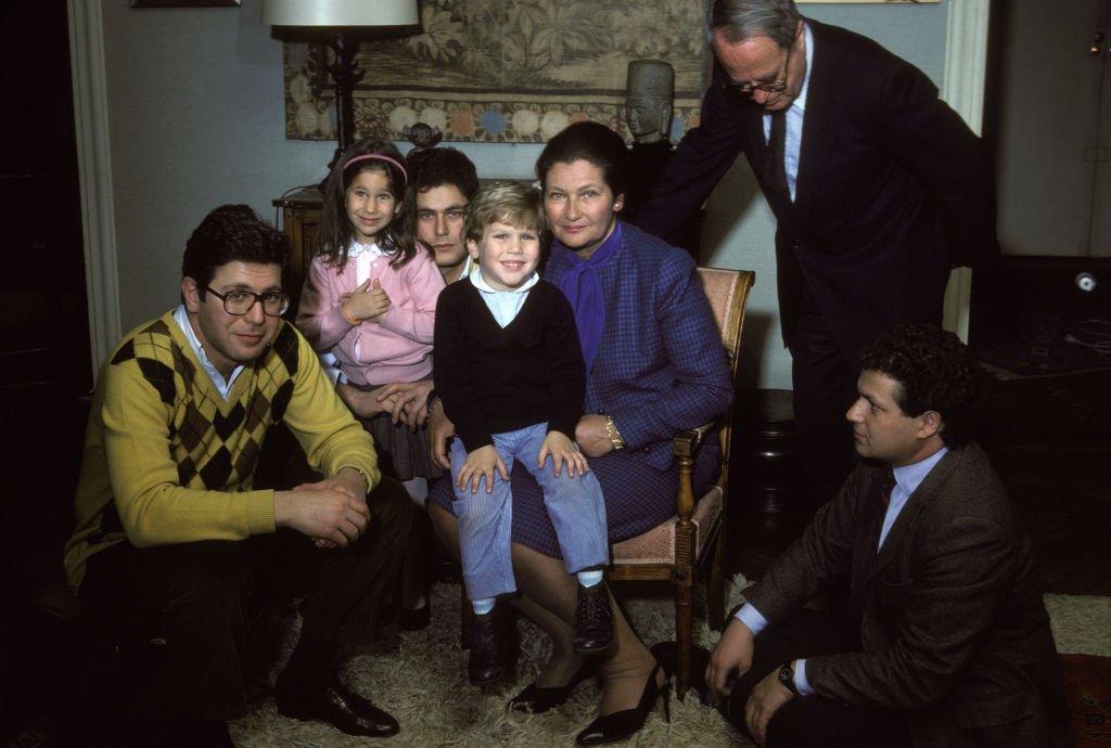 Simon Vail as a family with her husband Antoine Vail, their three sons and their grandchildren in April 1984 in Paris, France.  |  Photo: Getty Images