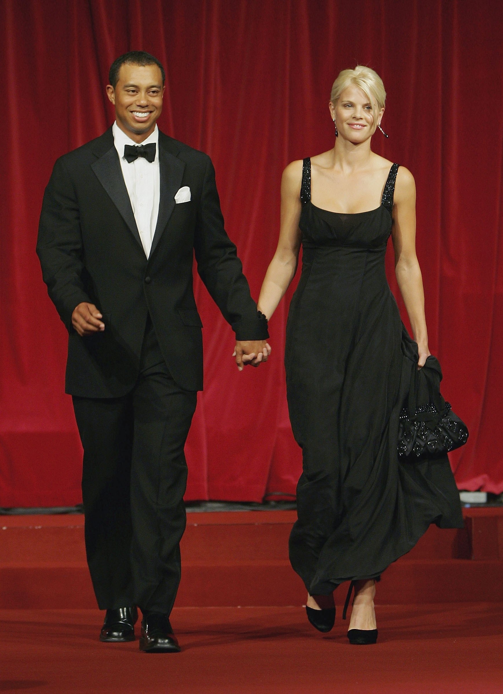 Tiger Woods and Elin Nordegren walk down the catwalk during the Ryder Cup Gala Dinner on September 20, 2006 | Source: Getty Images