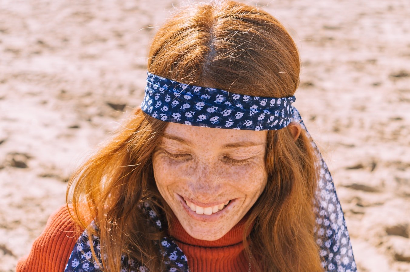 Une femme avec des taches de rousseur. l Source : Unsplash