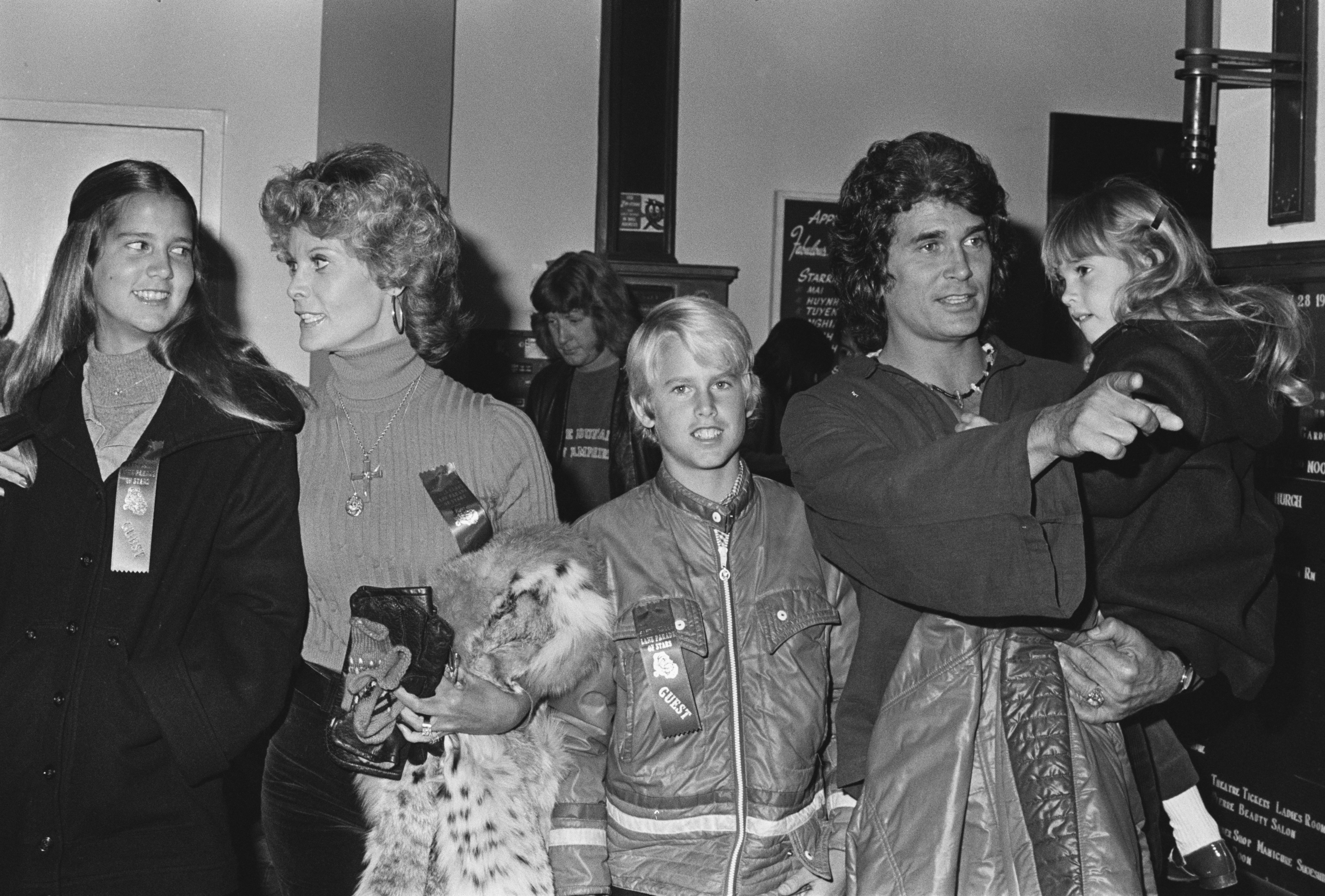 Michael Landon, su entonces esposa, Marjorie Lynn Landon, y sus hijos, Leslie Landon, Michael Landon Jr y Shawna Leigh Landon, en Hollywood Boulevard en Los Ángeles, California, el 28 de noviembre de 1976. | Foto: Getty Images