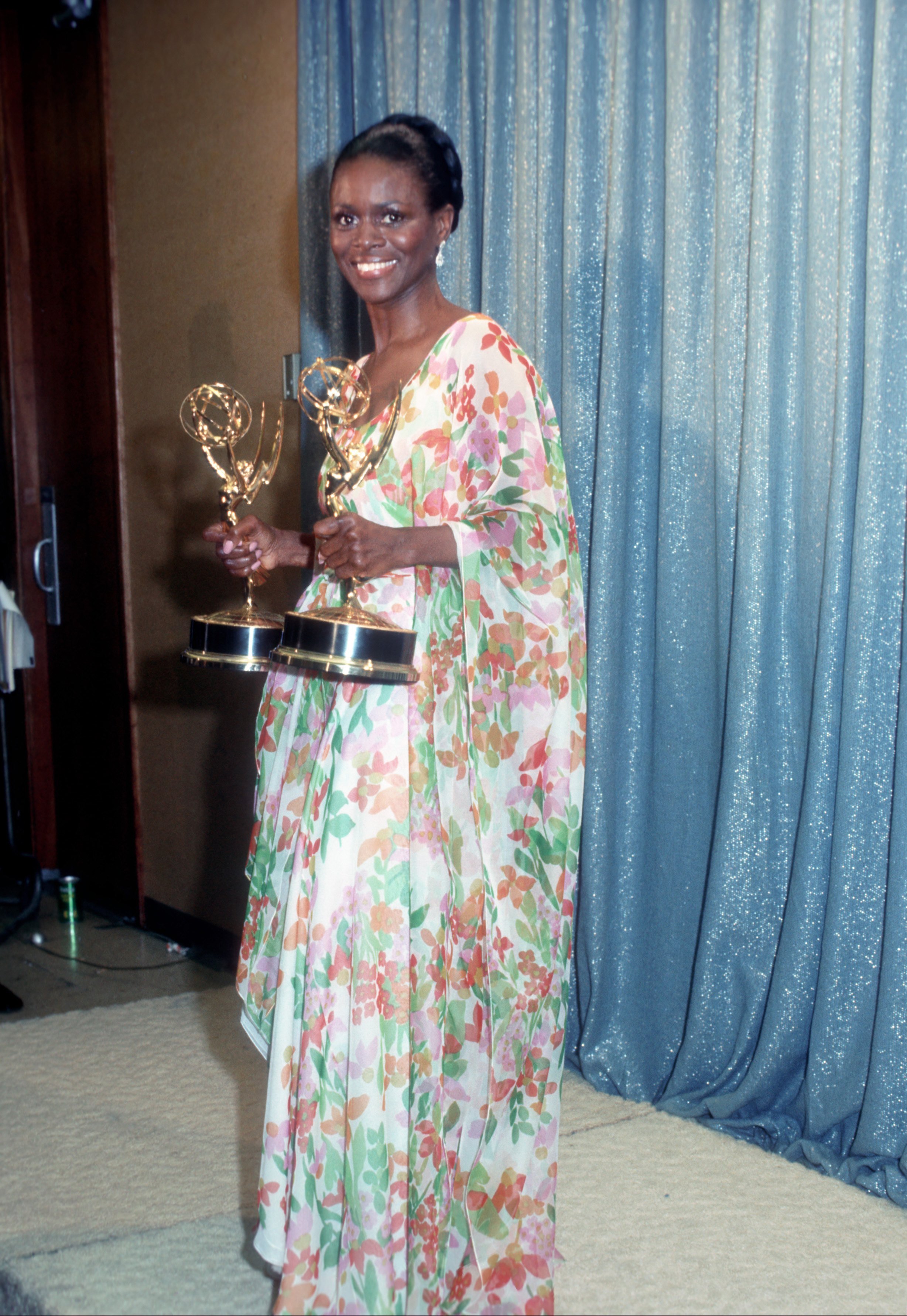 Cicely Tyson holds the two Emmy Awards that she won for her performance in "The Autobiography Of Miss Jane Pittman" on May 28, 1974. | Photo: Getty Images